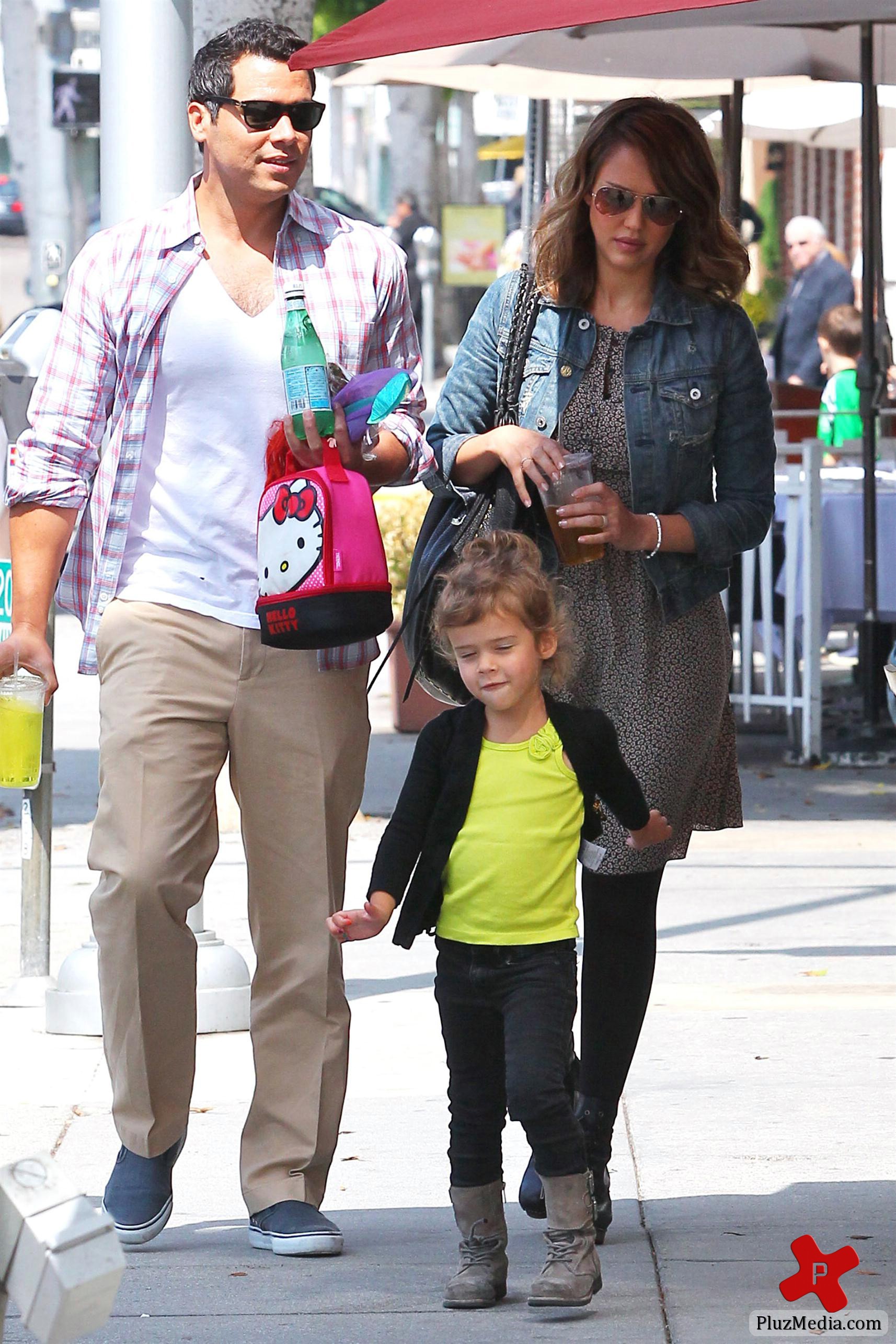 Jessica Alba, Cash Warren and daughter head out for a family meal photos | Picture 79822